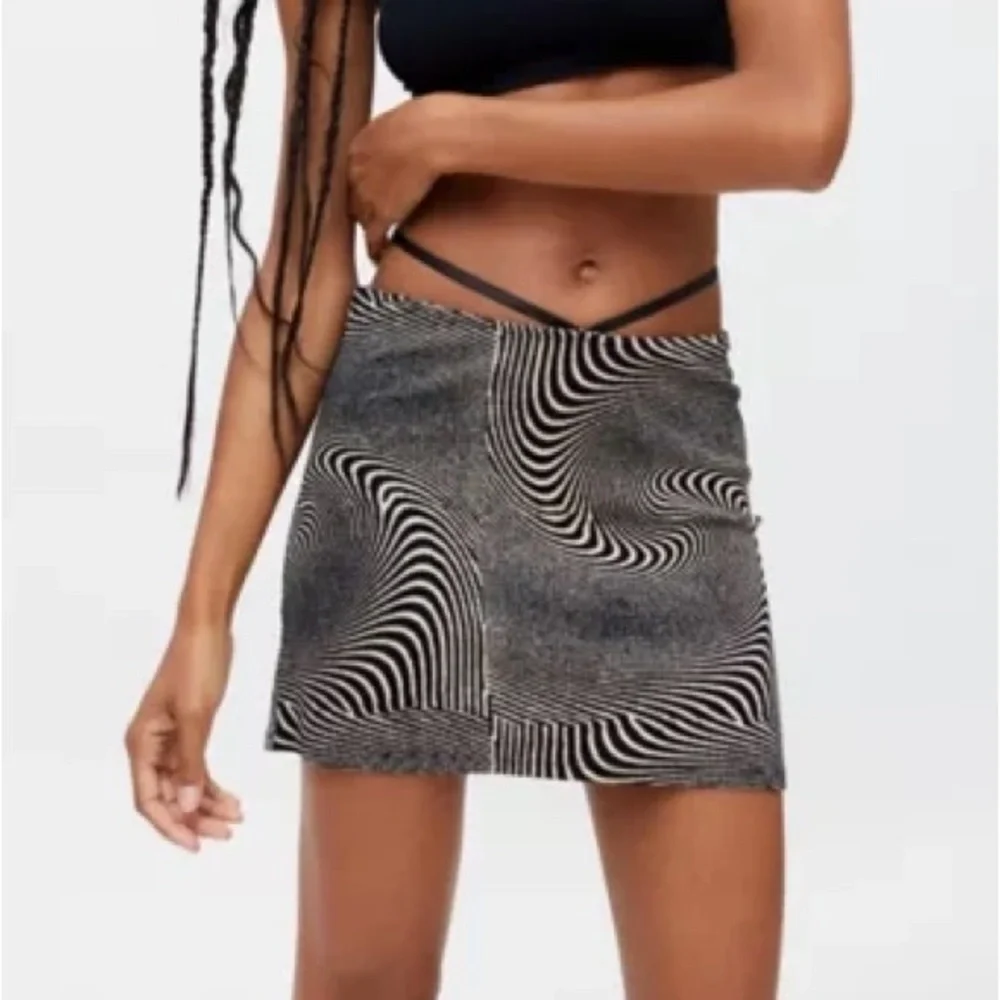 URBAN OUTFITTERS Camila Swirl Tie-Around Mini Skirt - Picture 1 of 6